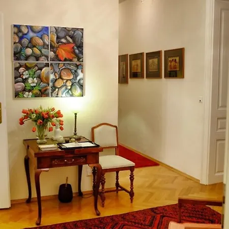 Altbauapartment Am Stadtpark Mit Uhrturmblick アパート グラーツ